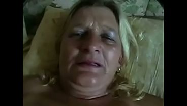 Coroa loira puta sendo fodida no motel barato