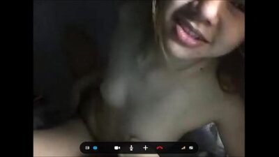 Novinha japonesa se masturbando no skype