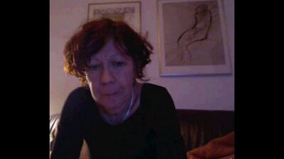 Coroa safada ficando pelada e masturbando no skype