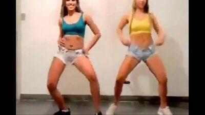 Duas amigas loirinhas dançando funk de shortinho jeans socado