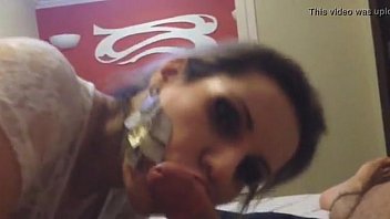 Esposa amadora boqueteira levando gozada na boca