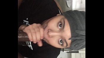 Esposa pagando boquete pro marido na sala