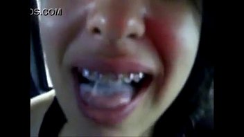 Gozando na boca da amiga com aparelho no dentes