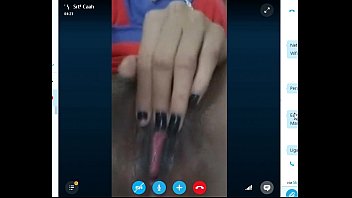 Moreninha muito gostosa ficando peladinha no skype