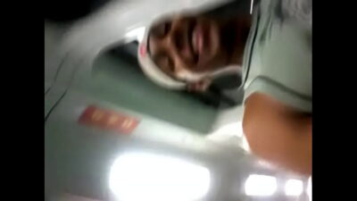 Neguinha novinha pagando boquete em público
