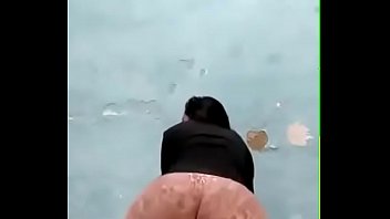 Novinha dançando funk no quarto de shortinho colado na bunda
