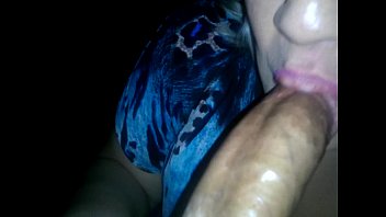 Novinha pagando boquete no carro depois do funk