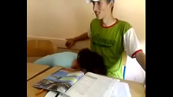 Puta universitária safada chupando na sala de aula