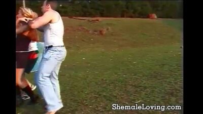 Travesti dando pra dois caras na floresta