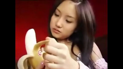 Japonesa novinha chupando uma banana