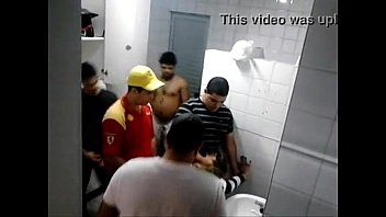 Mulheres bêbadas com putaria no posto de gasolina