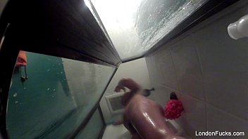 Peladinha e gatinha no Banho