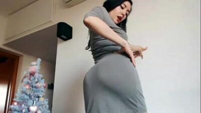 Sensualizando e provocando com a bunda grande de vestidinho