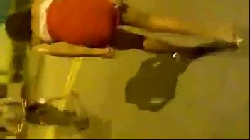 Vadia bêbada mostrando tudo no meio da rua