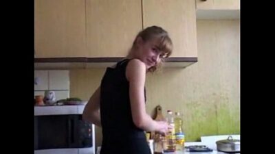 Pai safado comendo a filha novinha na cozinha