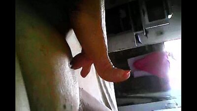 Coroa se masturbando cheia de tesão e gravando