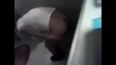 Novinha se masturbando no banheiro escondida