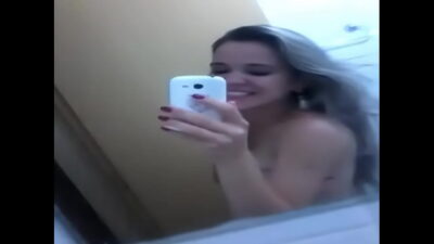 Novinha do whats filmando com celular pelada no banheiro