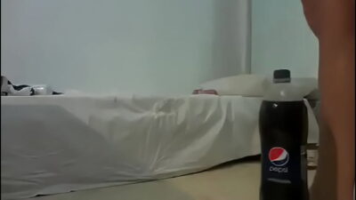 Bucetao ficou arrombado engolindo garrafa de 2 litros