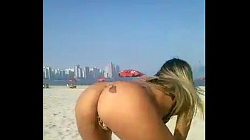 Loiraça Dançando Funk na Praia