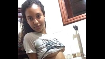 Novinha neguinha se masturbando e filmando com celular