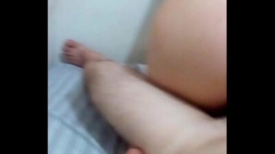 Rabuda se exibindo sentando na vara com fio dental vermelho