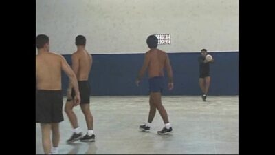 Novinha deu a buceta pra vários na quadra da escola
