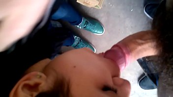 Amador de adolescente fazendo oral no fundo da escola