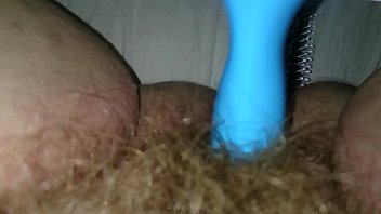 Enfiando a escova na buceta peluda