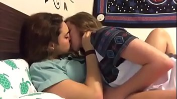 Beijo lésbico profundo chupando a língua