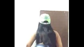 Menina novinha aprendendo a dançar funk