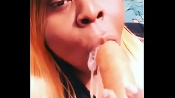 Delicinha de camboriú chupando a cenoura na webcam