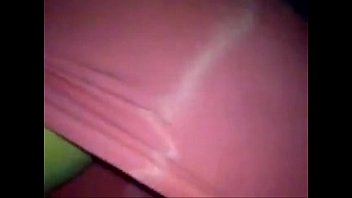 Novinha de shortinho rosa rebolado gostoso no baile funk