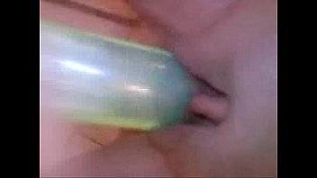 Novinha sozinha enfiando pote de creme na buceta até gozar