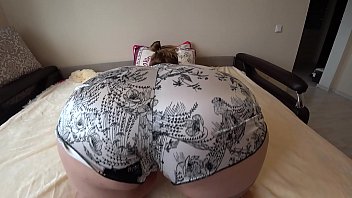Bunda GGG no quarto se exibindo antes de foder