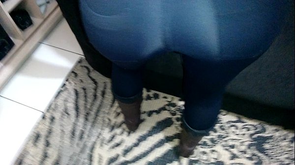Tirando a calça para se fodida no sofá Tirando a calça para se fodida no sofá