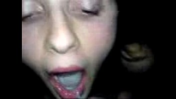 Esposa safadinha fazendo marido gozar na boca