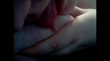 Novinha lambendo os peitões