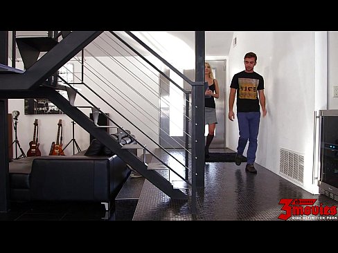 Loira gostosa levando rola no anal de coleguinha Loira gostosa levando rola no anal de coleguinha