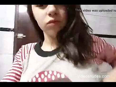 Novinha chupando os seus peitinhos na webcam