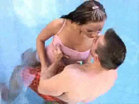 Casal de novinhos trepando na piscina de hotel