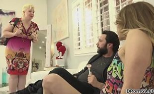 Mãe permite e assiste filha poder com padastro Mãe permite e assiste filha poder com padastro