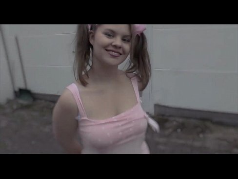 Novinha peituda engolindo porra de muitos caras Novinha peituda engolindo porra de muitos caras