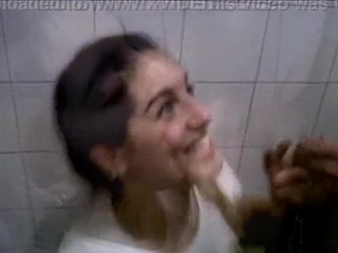 Novinha levando pirocada no banheiro da escola Novinha levando pirocada no banheiro da escola