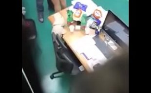 Aluno flagra professora batendo siririca no escritório Aluno flagra professora batendo siririca no escritório