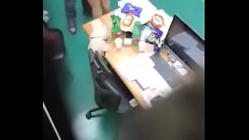 Aluno flagra professora batendo siririca no escritório