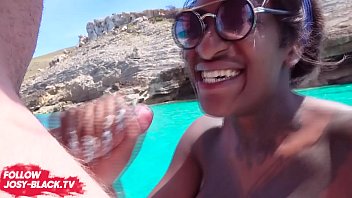 Mulata chupando e levando pirocada no barco