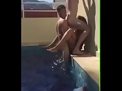 Safadinho comendo novinha na piscina Safadinho comendo novinha na piscina