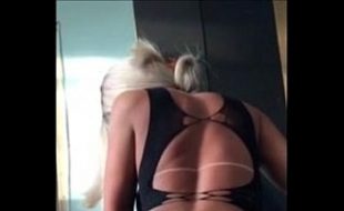 Loira bronzeada dando a bunda e a buceta Loira bronzeada dando a bunda e a buceta