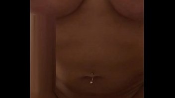 Camila dando a bucetinha ao namorado no sofá